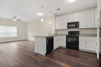 Oak Forest Pointe in Raleigh, NC - Building Photo - Building Photo