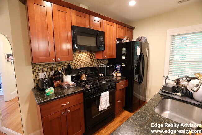 62 Dunboy St, Unit 1 in Boston, MA - Foto de edificio - Building Photo