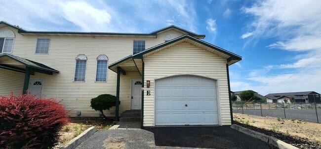 1330 S Skyline Dr in Moses Lake, WA - Building Photo - Building Photo