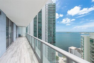 1300 Brickell Bay Dr in Miami, FL - Building Photo