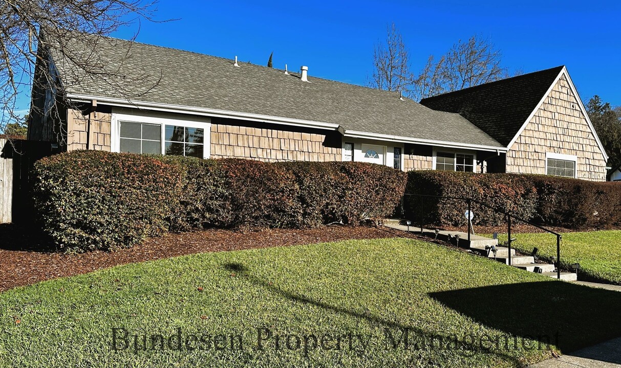 437 Casa Verde Cir in Petaluma, CA - Building Photo