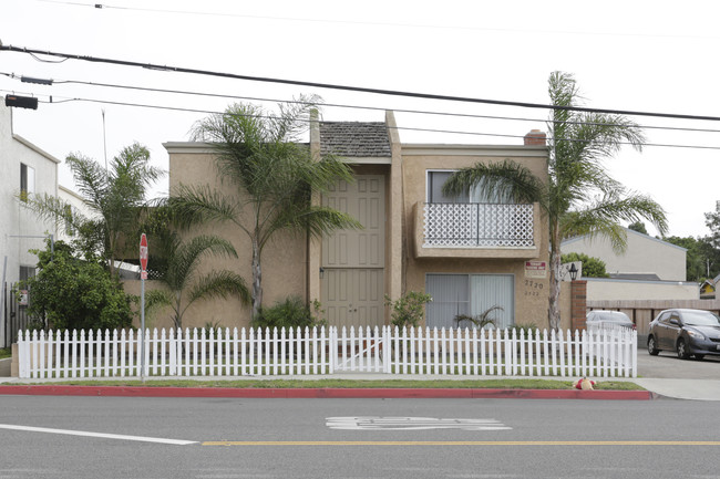 2722 Delaware St in Huntington Beach, CA - Foto de edificio - Building Photo