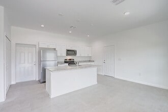 2504 30th St SW in Lehigh Acres, FL - Building Photo - Building Photo