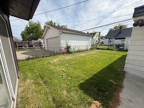 5533 Beechwood Ave in Maple Heights, OH - Foto de edificio - Building Photo