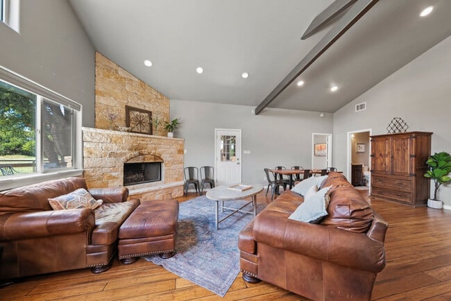 1740 W Live Oak St in Fredericksburg, TX - Building Photo - Building Photo