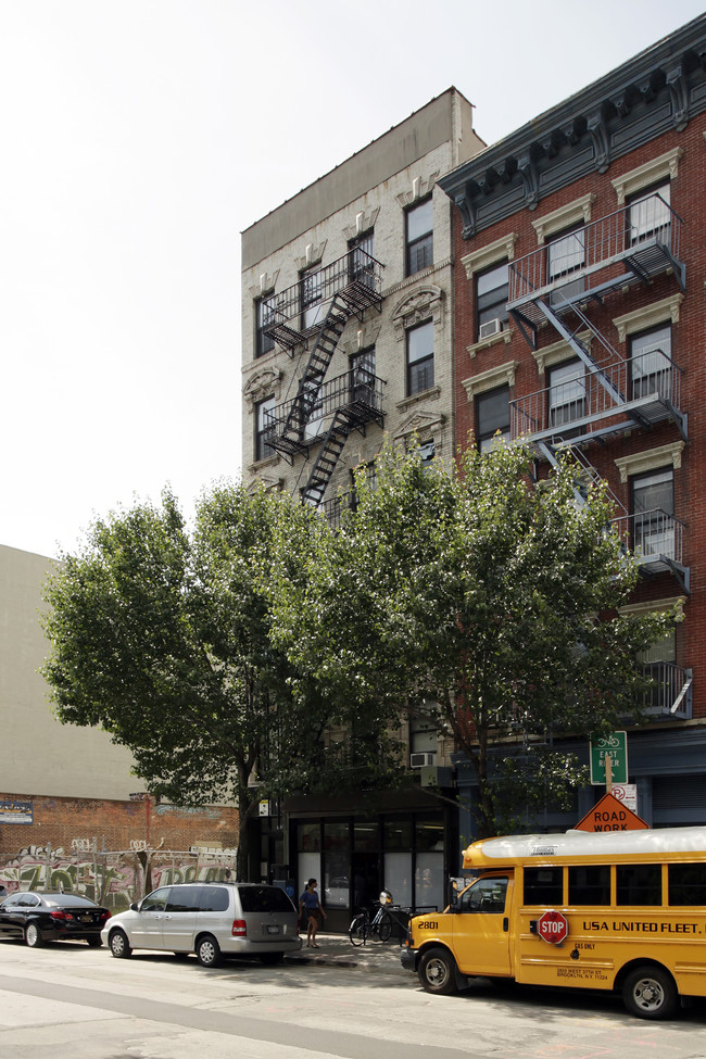 325 E Houston St in New York, NY - Building Photo - Building Photo