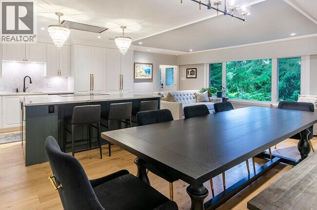 3091 Royal Ave in North Vancouver, BC - Building Photo - Building Photo