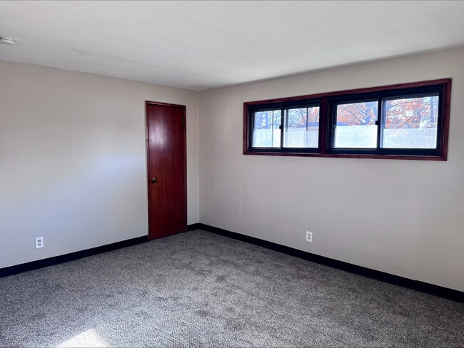 1135 Saxe Ave in Cuyahoga Falls, OH - Foto de edificio - Building Photo