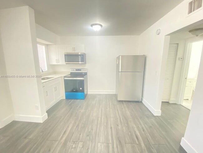 2150 NW 24th St in Miami, FL - Building Photo - Building Photo