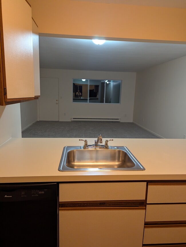 4063 Oneida St in New Hartford, NY - Foto de edificio - Building Photo