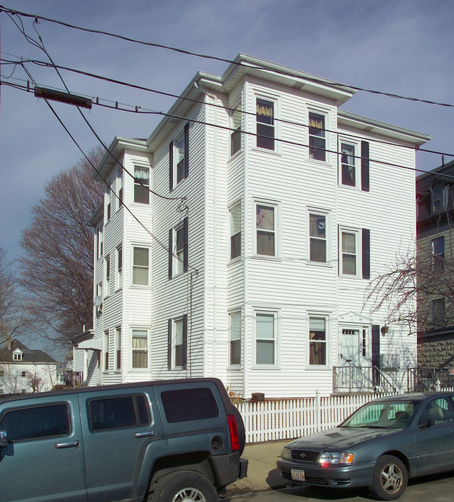 610 Bradford Ave in Fall River, MA - Foto de edificio