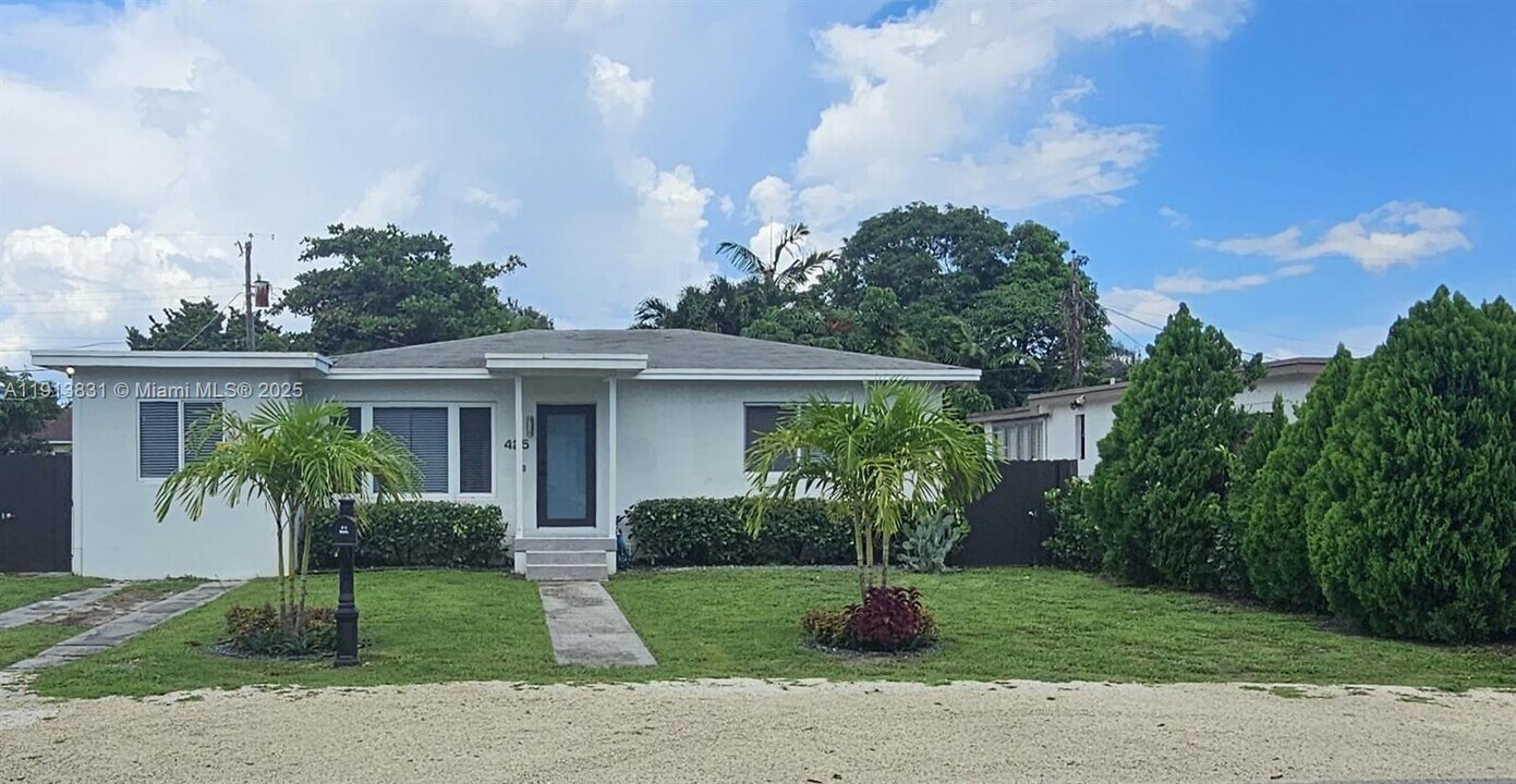 425 NE 109th St in Miami, FL - Building Photo