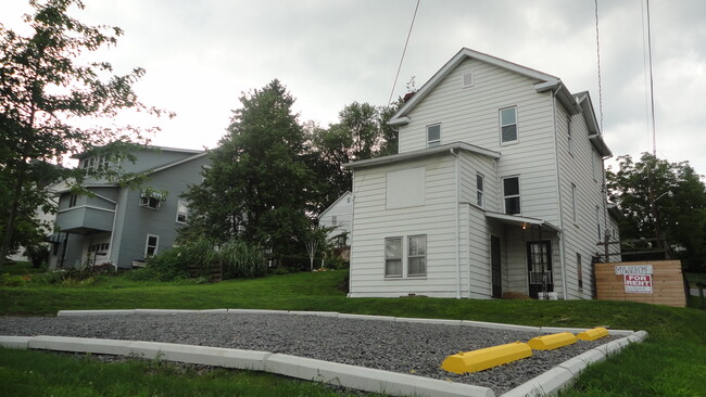 540 Short St, Unit 3 in Morgantown, WV - Foto de edificio - Building Photo