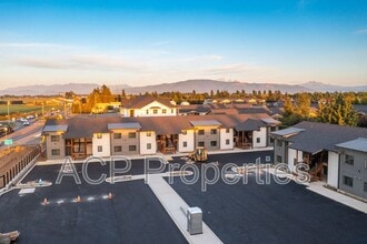 669 E Badger Rd in Lynden, WA - Foto de edificio - Building Photo