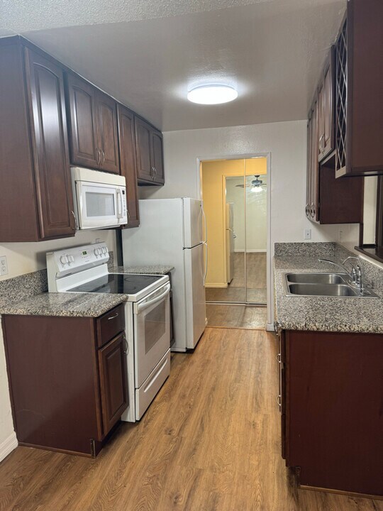 215 N Belmont St in Glendale, CA - Building Photo