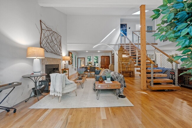 9999 NE Beach Crest Dr in Bainbridge Island, WA - Building Photo - Building Photo