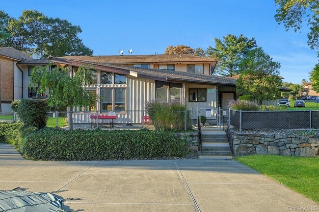 153 Sierra Vista Ln in Valley Cottage, NY - Foto de edificio - Building Photo