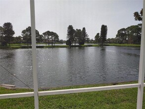 525 Moreno Cir NE in St. Petersburg, FL - Building Photo - Building Photo