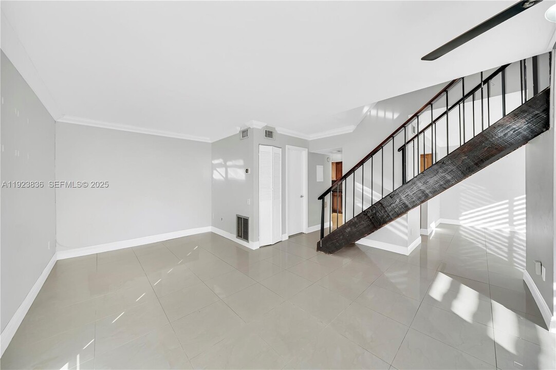 6864 SW 114th Pl in Miami, FL - Building Photo