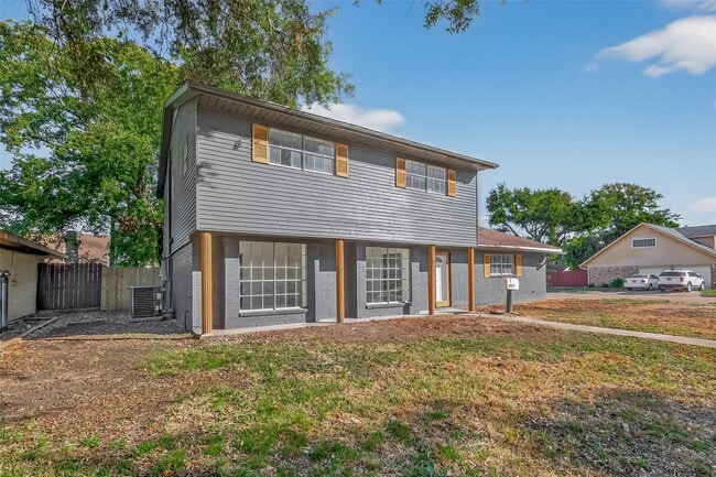 2015 N Fisher Ct in Pasadena, TX - Building Photo - Building Photo