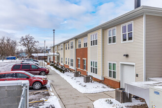 Fox Valley Apartments- Lincoln in Aurora, IL - Building Photo - Primary Photo