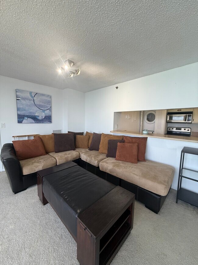 7601 E Treasure Dr, Unit 2115 in North Bay Village, FL - Building Photo - Building Photo