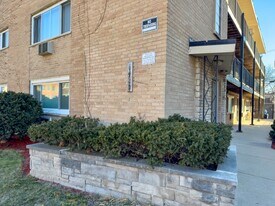 6947 S Jeffery Blvd in Chicago, IL - Building Photo