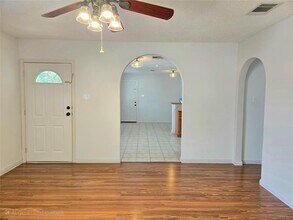 8309 Burrell Dr in Austin, TX - Foto de edificio - Building Photo