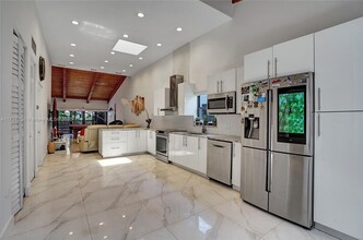 2751 Parkview Dr S in Hallandale Beach, FL - Building Photo - Building Photo