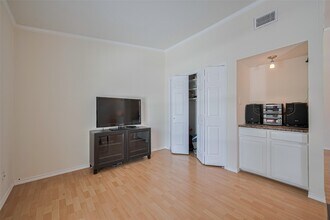 2425 Augusta Dr in Houston, TX - Building Photo - Building Photo