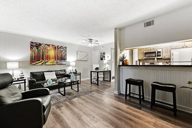 711 Eberhart Ln in Austin, TX - Building Photo