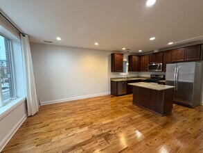 2450 W Diversey Ave, Unit 2 in Chicago, IL - Building Photo - Building Photo