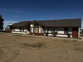 9191 White Rd in Phelan, CA - Building Photo