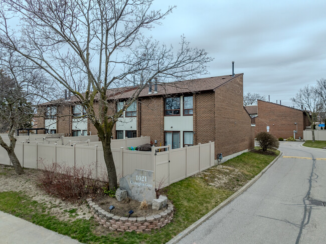 1021 Cedarglen Gate in Mississauga, ON - Building Photo - Building Photo