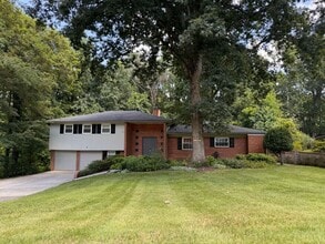 501 Forestdale Dr in Jamestown, NC - Building Photo - Building Photo