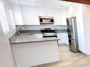 4564 W 161st St in Lawndale, CA - Foto de edificio - Building Photo