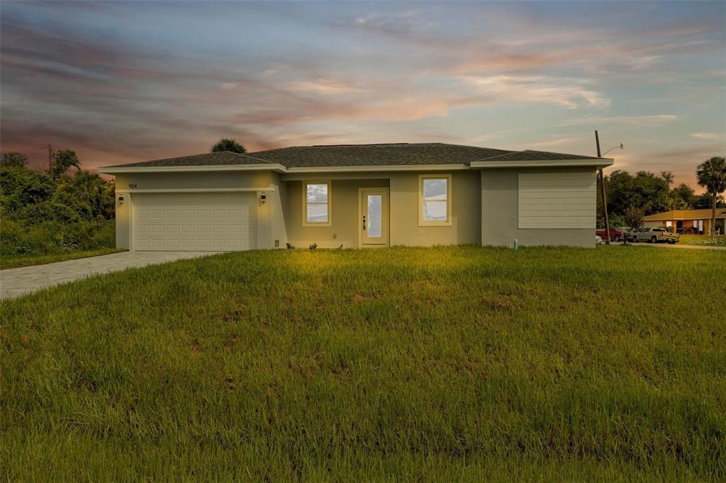924 Tropical Ave NW in Port Charlotte, FL - Building Photo