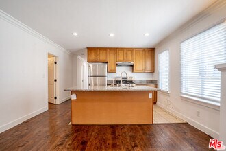 1409 Bronson Ave in Los Angeles, CA - Building Photo - Building Photo