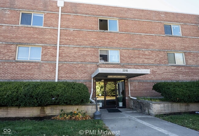 2215 E 56th St in Indianapolis, IN - Foto de edificio - Building Photo