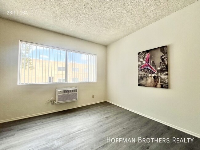 11275 Huston St in Los Angeles, CA - Building Photo - Building Photo