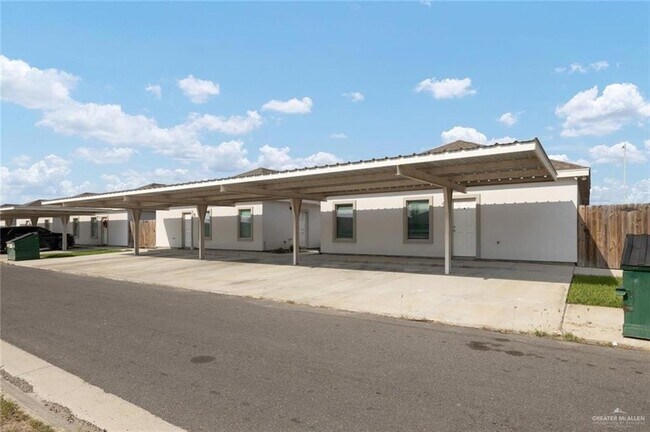 5709 Sandpiper Ave, Unit 4 in McAllen, TX - Foto de edificio - Building Photo