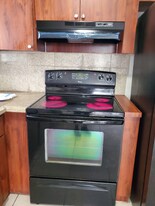 1551 W 43rd Pl in Hialeah, FL - Building Photo