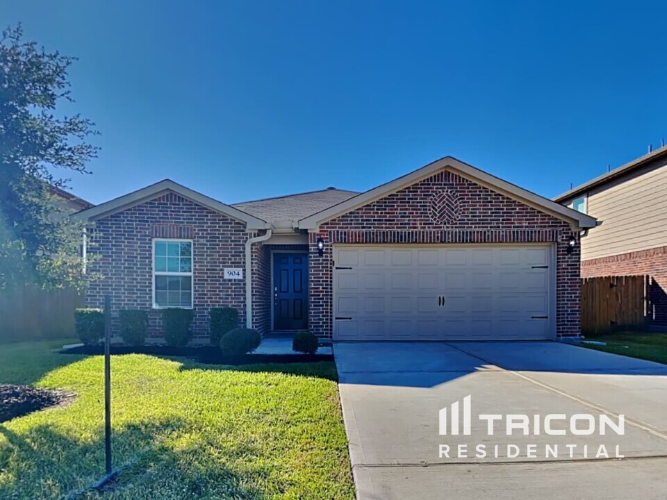 904 American Monarch Dr in La Marque, TX - Building Photo