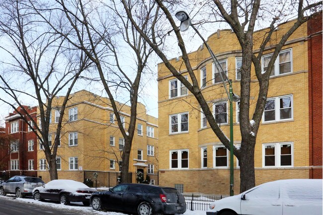 Rogers Park Courtyard in Chicago, IL - Building Photo - Building Photo