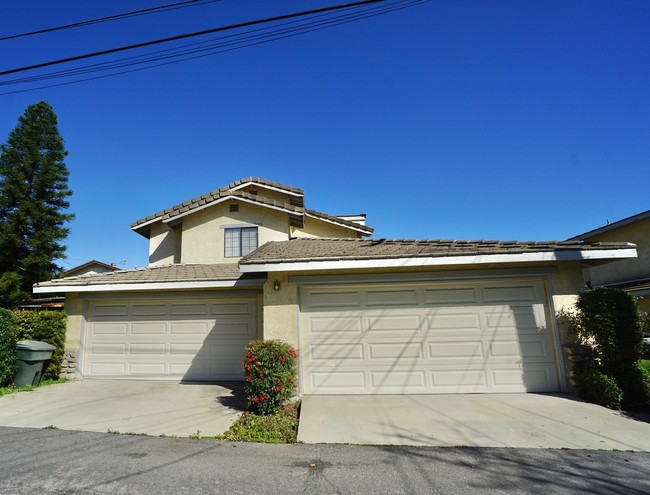 251-253 Laurel Ave in Brea, CA - Foto de edificio - Building Photo