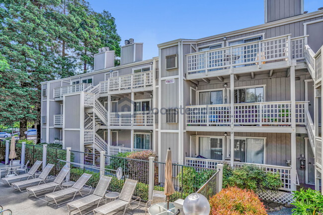 2709 Oak Road Unit E, Unit E