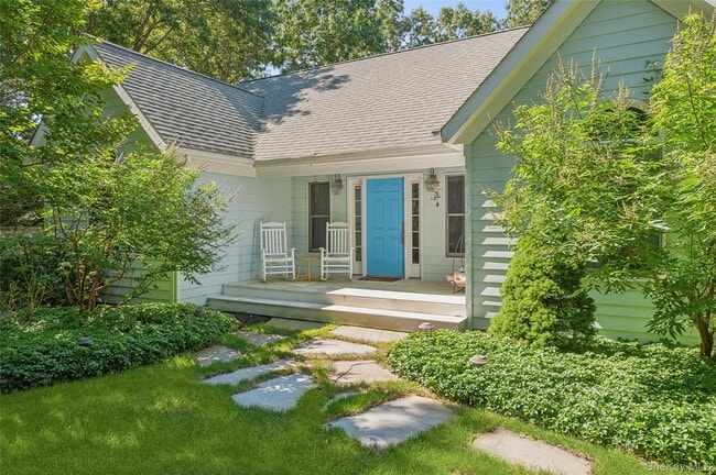 14 Hildreth Rd in Hampton Bays, NY - Building Photo - Building Photo