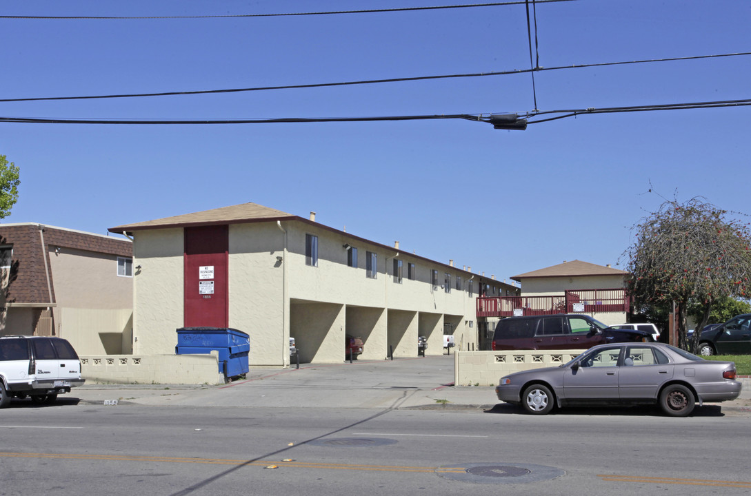 1055 N Sanborn Rd in Salinas, CA - Building Photo