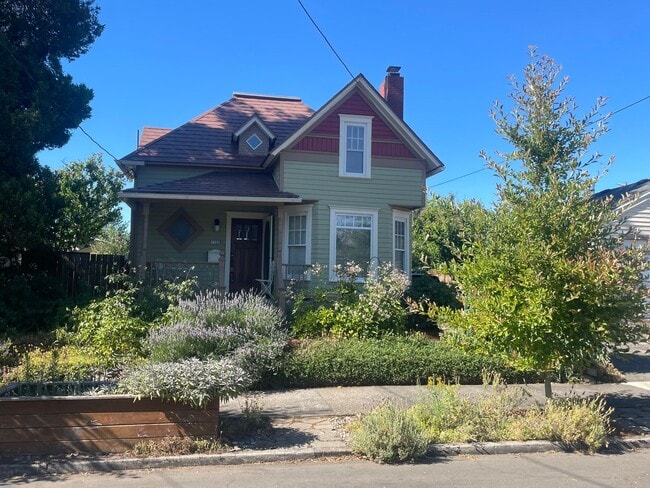 1725 N Sumner St in Portland, OR - Building Photo - Building Photo