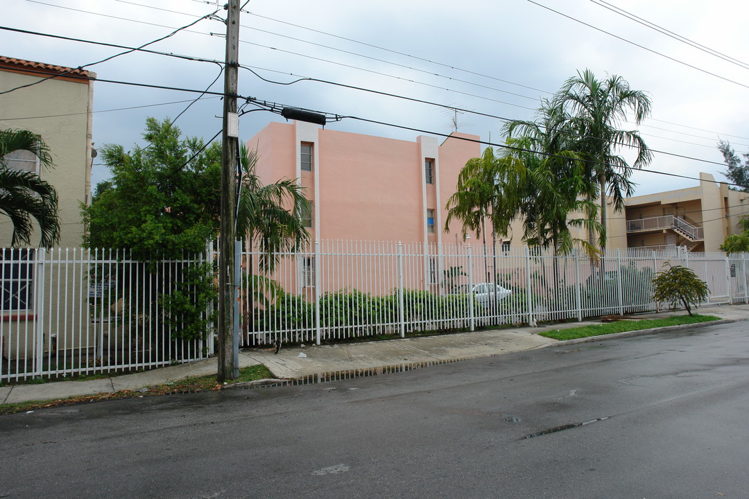 652 NW 3rd St in Miami, FL - Foto de edificio